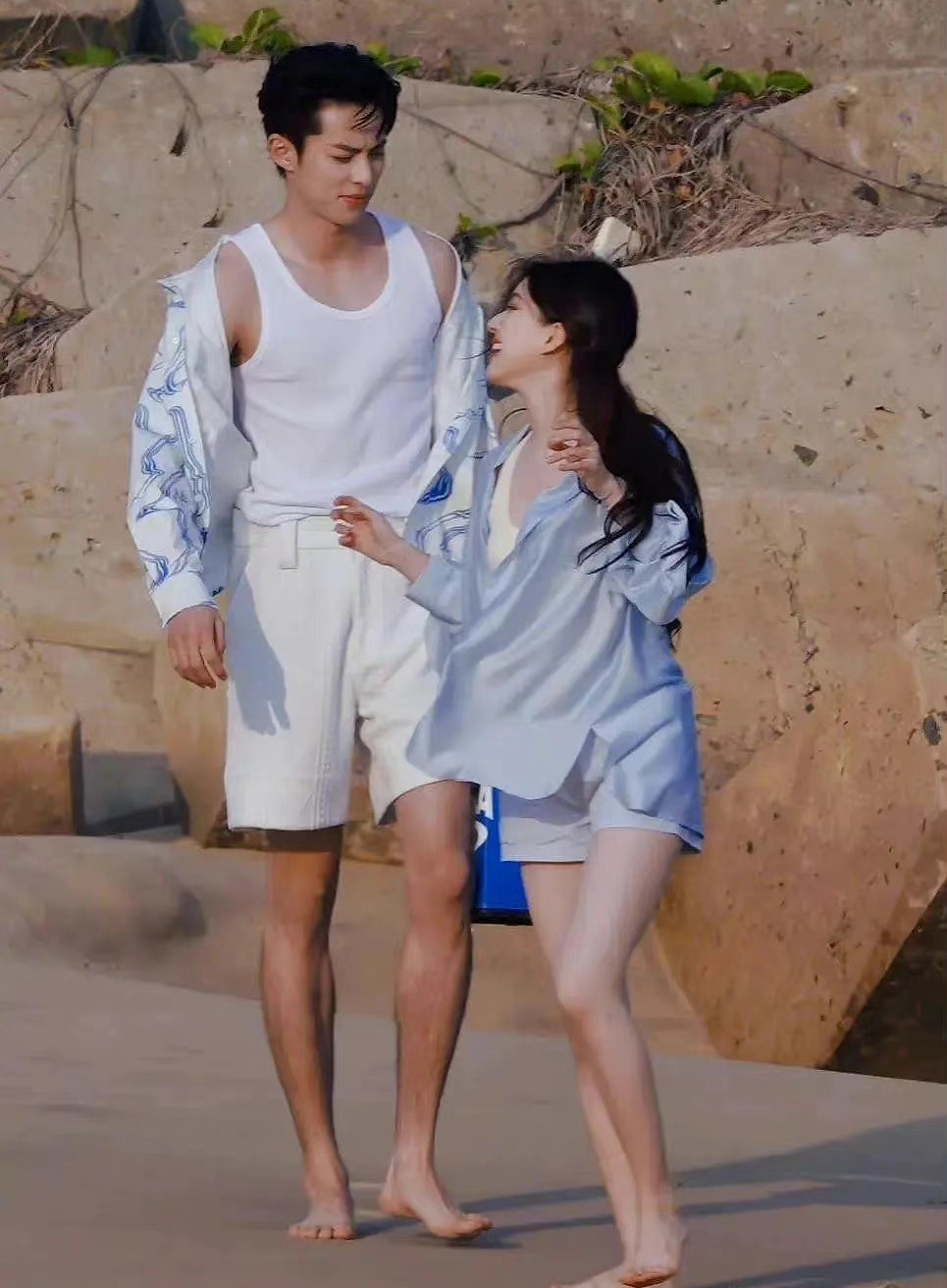 Triệu Lộ Tư và Vương Hạc Đệ trở thành đề tài bàn luận nóng nhờ loạt ảnh ngọt ngào bên nhau. Triệu Lộ Tư và Vương Hạc Đệ trở thành đề tài bàn luận nóng nhờ loạt ảnh ngọt ngào bên nhau.