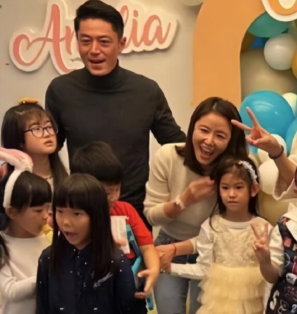 Con gái Lâm Tâm Như và Hoắc Kiến Hoa trong buổi tiệc sinh nhật.