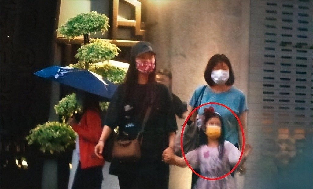 Lâm Tâm Như không để lộ mặt con.