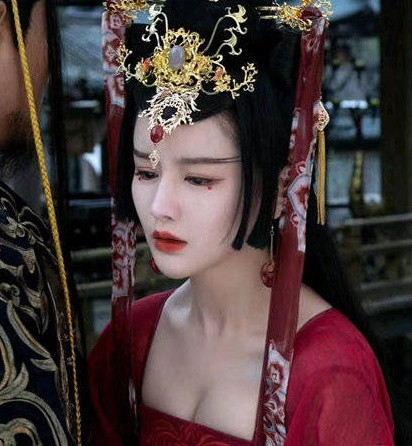 Đát Kỷ của Nam Sênh thể hiện tốt sự đau khổ khi phải lựa chọn giữa việc hoàn thành nhiệm vụ của Nữ Oa và tình yêu với Trụ Vương. Đát Kỷ của Nam Sênh thể hiện tốt sự đau khổ khi phải lựa chọn giữa việc hoàn thành nhiệm vụ của Nữ Oa và tình yêu với Trụ Vương.