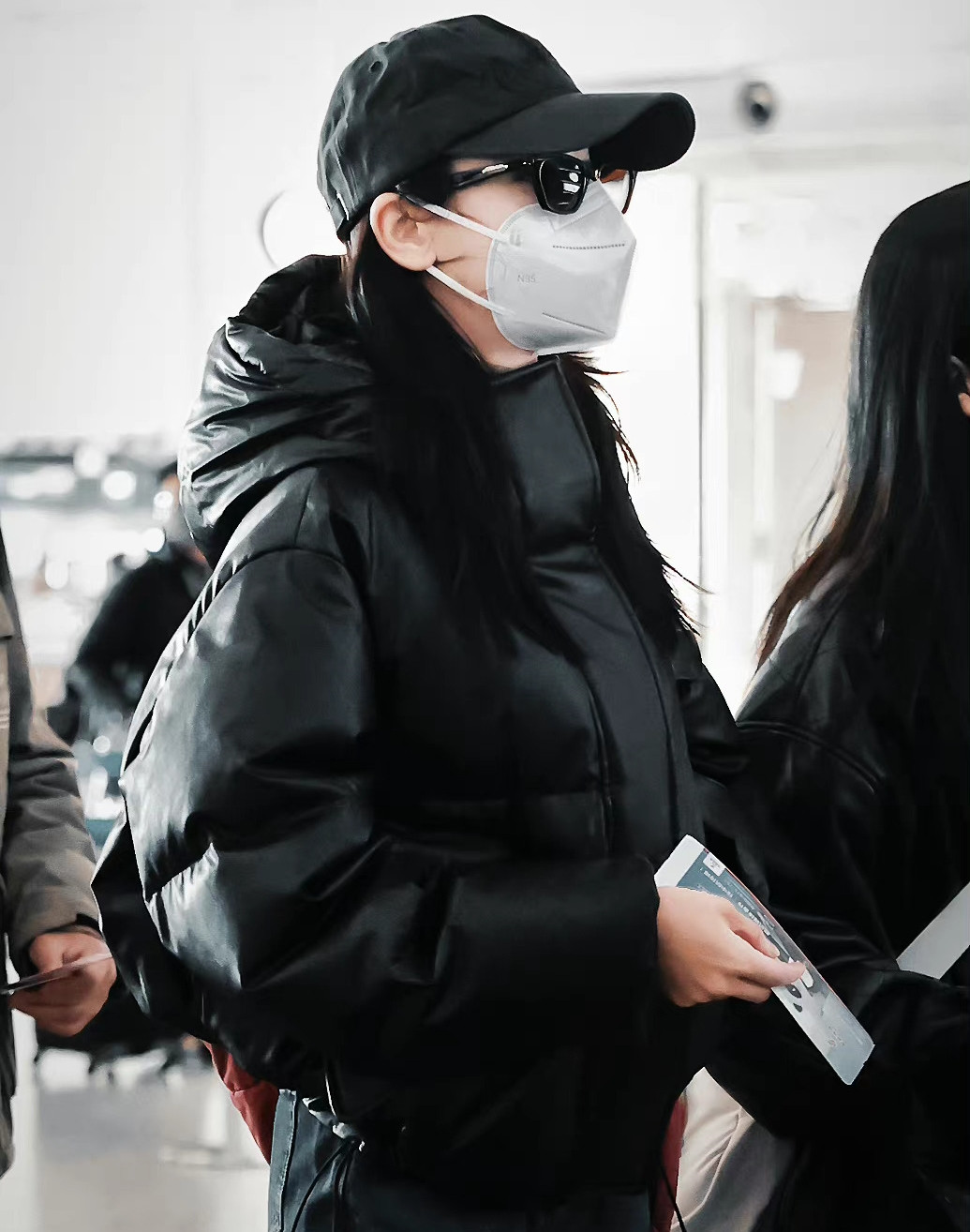 Địch Lệ Nhiệt Ba lần đầu xuất hiện sau khi được cho là đã lên chức mẹ. Địch Lệ Nhiệt Ba lần đầu xuất hiện sau khi được cho là đã lên chức mẹ.