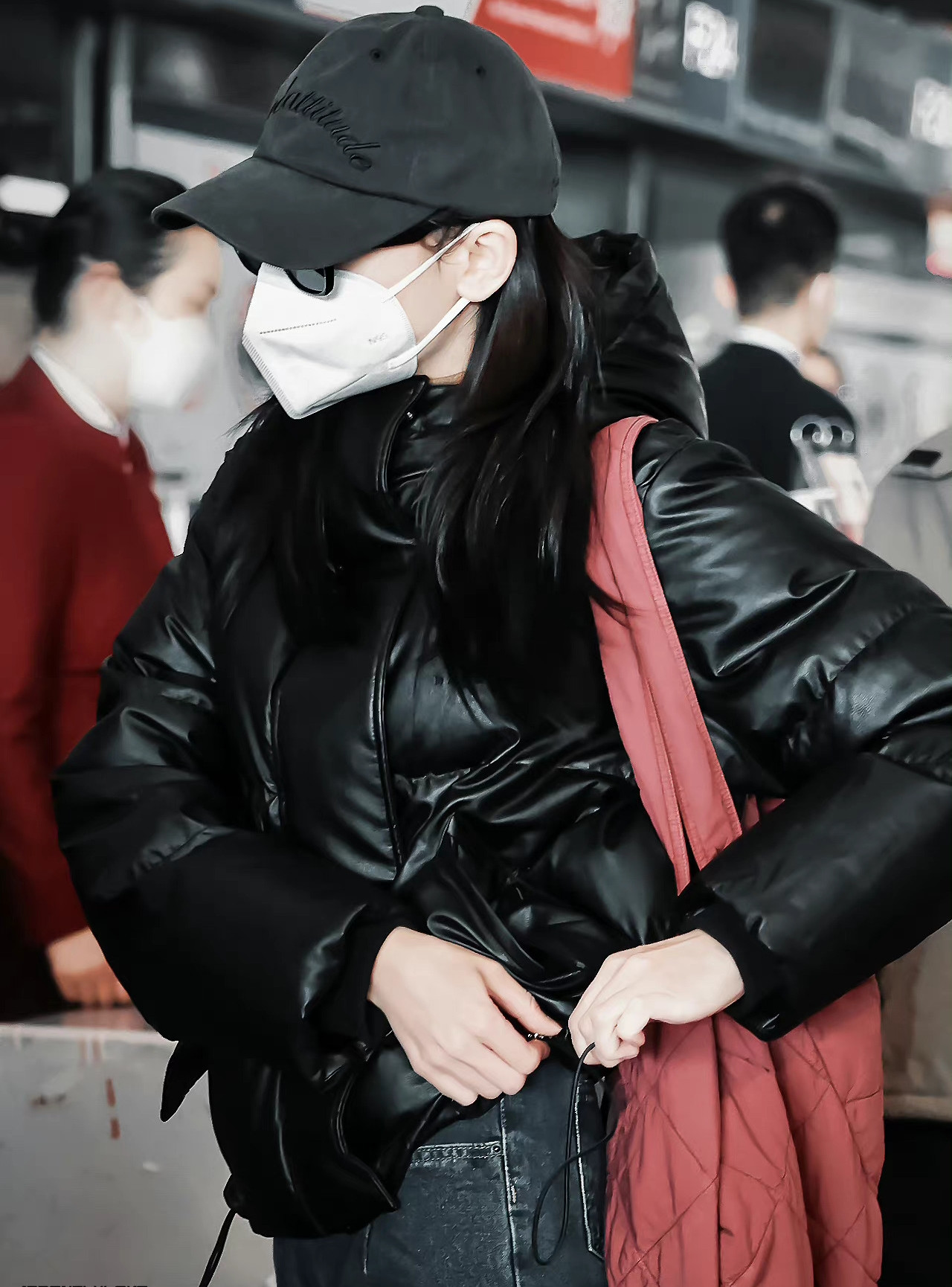 Địch Lệ Nhiệt Ba lần đầu xuất hiện sau khi được cho là đã lên chức mẹ. Địch Lệ Nhiệt Ba lần đầu xuất hiện sau khi được cho là đã lên chức mẹ.