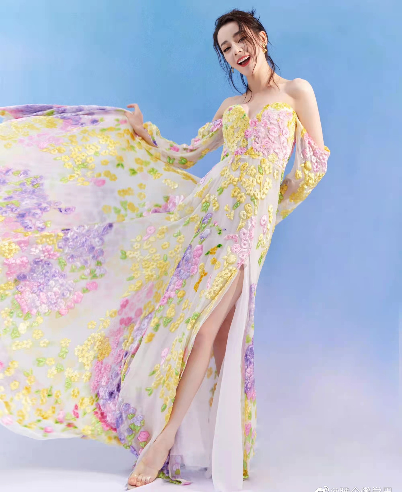 Địch Lệ Nhiệt Ba lần đầu xuất hiện sau khi được cho là đã lên chức mẹ. Địch Lệ Nhiệt Ba lần đầu xuất hiện sau khi được cho là đã lên chức mẹ.