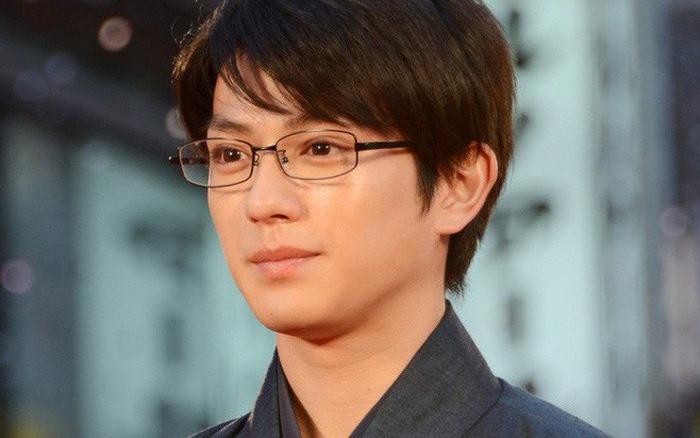 Arata Mackenyu và em trai (ảnh cuối) cùng thông báo đã kết hôn trong một ngày. Arata Mackenyu và em trai (ảnh cuối) cùng thông báo đã kết hôn trong một ngày.