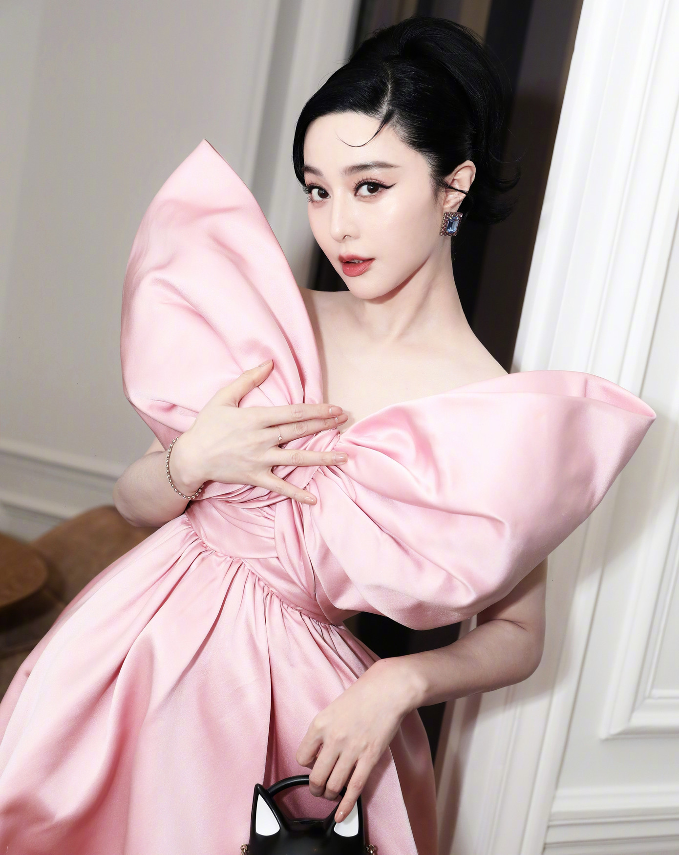 Trước khi tới Pháp, Phạm Băng Băng nhiều lần xuất hiện trên thảm đỏ liên hoan phim quốc tế Berlin để quảng bá cho bộ phim Green Light (Tên tạm dịch: Lục dạ). Tác phẩm đánh dấu sự trở lại với màn ảnh lớn sau 5 năm bị cấm sóng của nữ diễn viên vì vướng scandal trốn thuế. Trước khi tới Pháp, Phạm Băng Băng nhiều lần xuất hiện trên thảm đỏ liên hoan phim quốc tế Berlin để quảng bá cho bộ phim Green Light (Tên tạm dịch: Lục dạ). Tác phẩm đánh dấu sự trở lại với màn ảnh lớn sau 5 năm bị cấm sóng của nữ diễn viên vì vướng scandal trốn thuế.