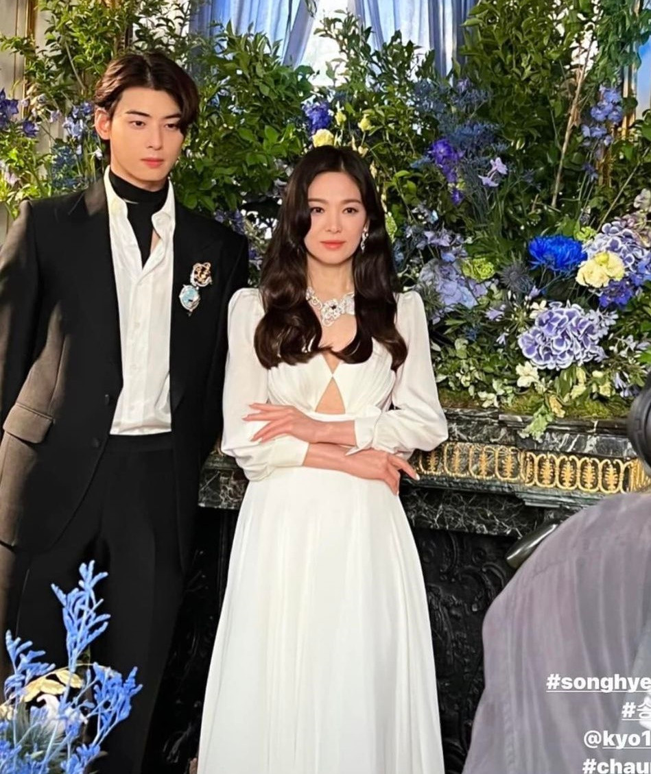 Song Hye Kyo quyến rũ bên Cha Eun Woo.