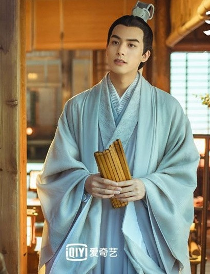 Tống Uy Long (1999) vốn là diễn viên trẻ có ngoại hình mạnh mẽ, nam tính, thậm chí được đánh giá là đẹp bậc nhất trong lứa tiểu sinh sau năm 1995 của giới giải trí Hoa ngữ. Trong các tác phẩm đề tài hiện đại như Trạm kế tiếp là hạnh phúc, Lấy danh nghĩa người nhà, vẻ ngoài điển trai của Tống Uy Long là điểm cuốn hút người xem. Tuy nhiên, nam diễn viên không hợp với tạo hình cổ trang. Sau khi vuốt hết tóc lên, gương mặt của anh bị đánh giá là thô cứng, mang nét hiện đại, không có dáng vẻ ngọc thụ lâm phong, công tử. Vì vậy, hầu hết tạo hình cổ trang của Tống Uy Long đều bị chê xấu.