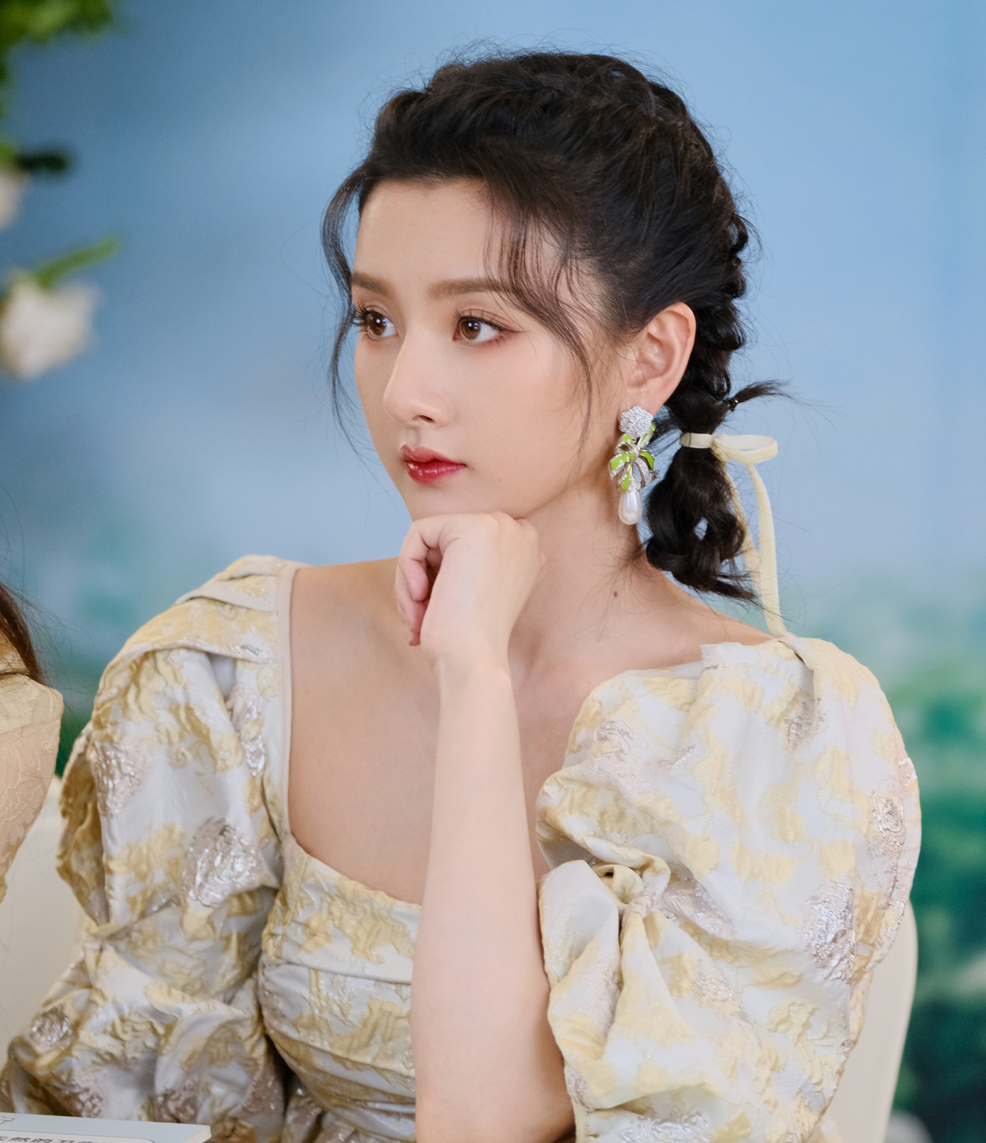 Tống Tổ Nhi với vẻ đẹp vừa hiện đại vừa cổ điển được khán giả yêu thích.