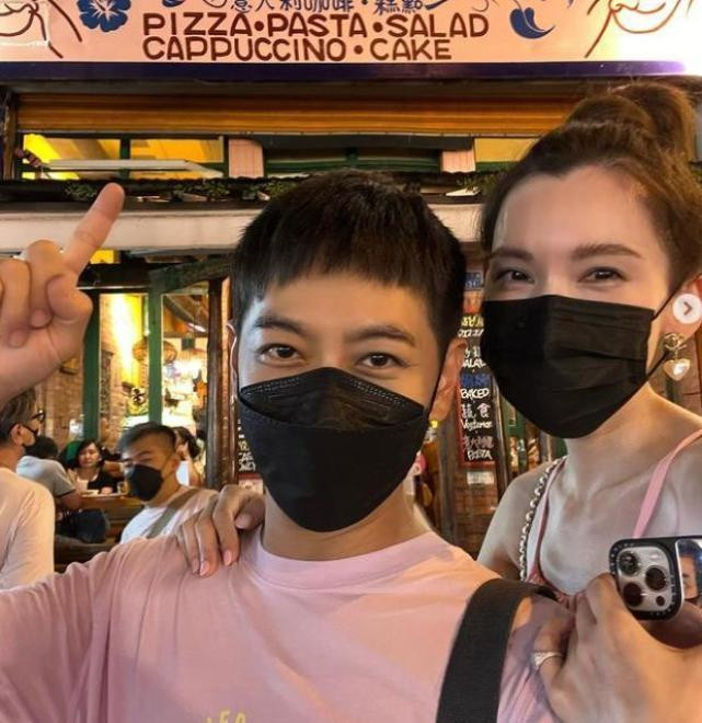 Lâm Chí Dĩnh cùng gia đình đi du lịch sau tai nạn khiến anh phải nhiều lần phẫu thuật mặt. Lâm Chí Dĩnh cùng gia đình đi du lịch sau tai nạn khiến anh phải nhiều lần phẫu thuật mặt.