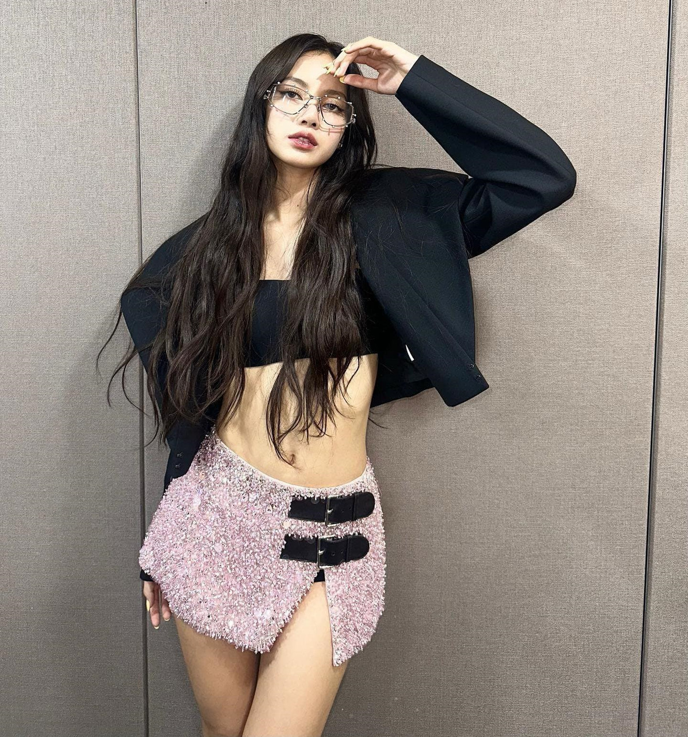 Trang phục biểu diễn của Lisa ngày càng hở bạo. Trang phục biểu diễn của Lisa ngày càng hở bạo.