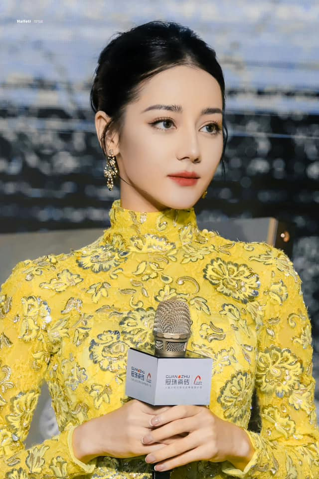 Địch Lệ Nhiệt Ba là ngôi sao năm nào cũng vào top nghệ sĩ được truyền thông yêu thích nhất nhờ tính cách hài hước, đáng yêu nhưng không kém phần tinh tế, chân thành. Theo chia sẻ của các phóng viên, mỹ nhân Tân Cương không rời đi sau khi buổi phỏng vấn kết thúc mà nán lại một lúc để trò chuyện với mọi người. Cô cũng có nhiều cử chỉ thân thiện quan tâm nhân viên. Trong quá trình phỏng vấn, Nhiệt Ba còn có các biểu cảm đáng yêu, pha trò hài hước. Địch Lệ Nhiệt Ba là ngôi sao năm nào cũng vào top nghệ sĩ được truyền thông yêu thích nhất nhờ tính cách hài hước, đáng yêu nhưng không kém phần tinh tế, chân thành. Theo chia sẻ của các phóng viên, mỹ nhân Tân Cương không rời đi sau khi buổi phỏng vấn kết thúc mà nán lại một lúc để trò chuyện với mọi người. Cô cũng có nhiều cử chỉ thân thiện quan tâm nhân viên. Trong quá trình phỏng vấn, Nhiệt Ba còn có các biểu cảm đáng yêu, pha trò hài hước.