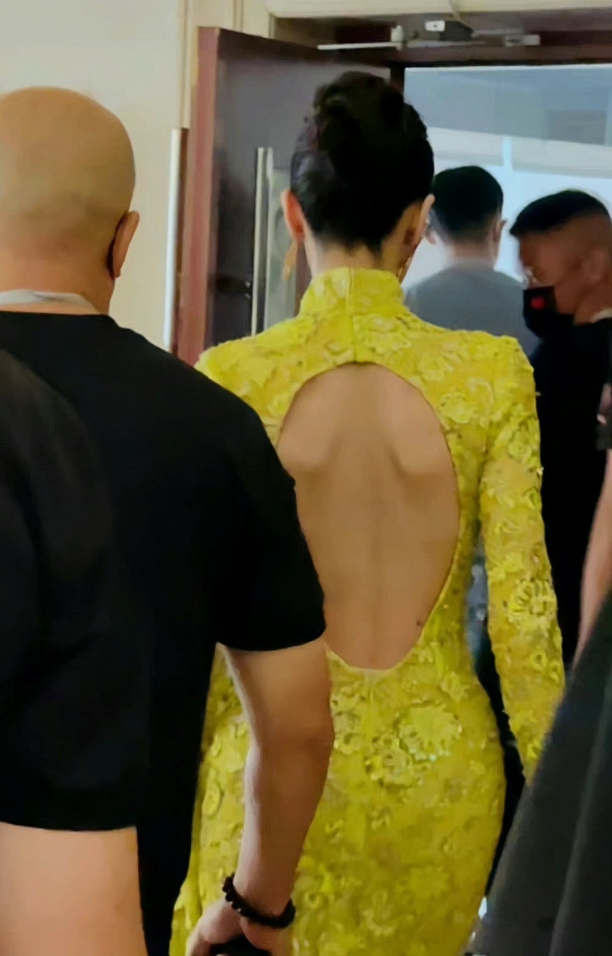 Địch Lệ Nhiệt Ba thường xuyên khoe phần lưng gầy gò với hai bả vai nhô ra được ví là "cánh tiên". Địch Lệ Nhiệt Ba thường xuyên khoe phần lưng gầy gò với hai bả vai nhô ra được ví là "cánh tiên".