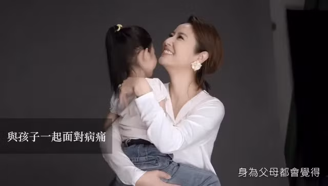 Lâm Tâm Như và con gái Tiểu Cá Heo tham gia chương trình từ thiện.