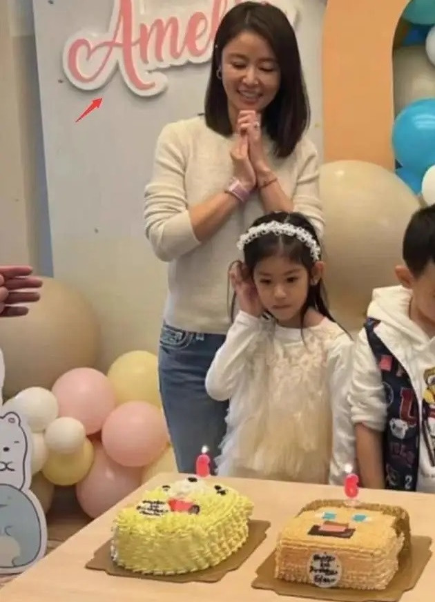 Lâm Tâm Như và Hoắc Kiến Hoa hạnh phúc bên nhau dù nhiều thị phi. Lâm Tâm Như và Hoắc Kiến Hoa hạnh phúc bên nhau dù nhiều thị phi.