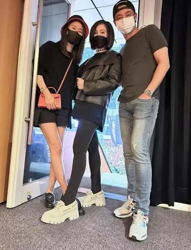 Lâm Tâm Như và Hoắc Kiến Hoa hạnh phúc bên nhau dù nhiều thị phi. Lâm Tâm Như và Hoắc Kiến Hoa hạnh phúc bên nhau dù nhiều thị phi.