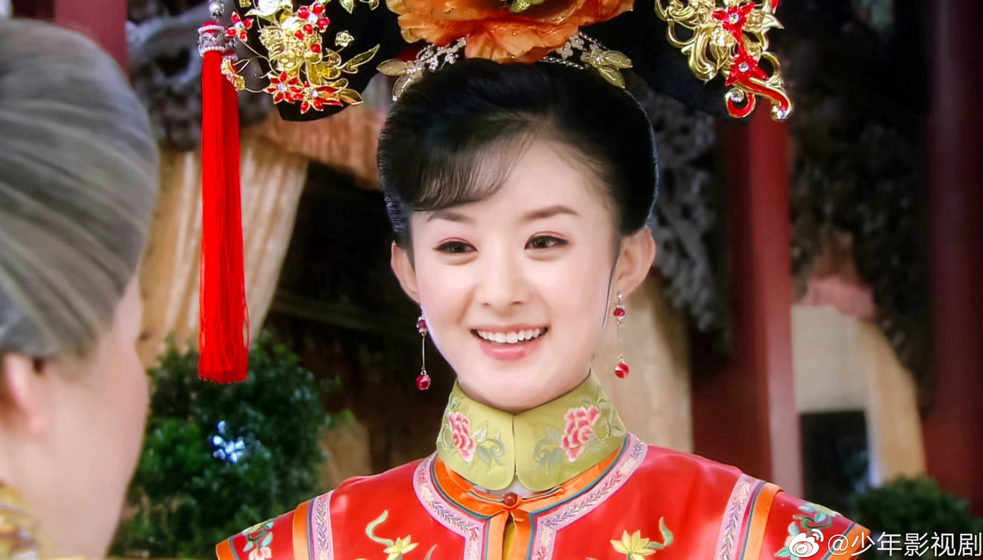 Năm 2011, khi Tân Hoàn Châu cách cách ra mắt, bộ phim bị đánh giá là cải biên quá mức, dàn nhân vật chính không vượt qua được cái bóng của Hoàn Châu cách cách phiên bản cũ do Triệu Vy, Tô Hữu Bằng, Lâm Tâm Như đóng chính. Tuy nhiên, vai diễn Tình Nhi do Triệu Lệ Dĩnh thể hiện lại nhận được sự yêu mến của khán giả, vượt qua hai nữ chính của Lý Thạnh, Hải Lục.