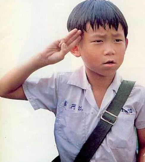 Nhan Chính Quốc từng là sao nhí nổi tiếng bậc nhất Đài Loan, tham gia nhiều phim của đạo diễn Hầu Hiếu Hiền, được gọi là "cậu bé vàng". Nhưng anh nhiều lần phạm tội, từng phải đeo còng tay để tham gia tang lễ của cha.