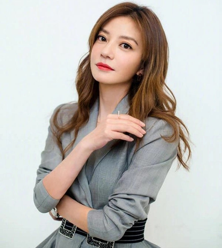 Triệu Vy xuất hiện tại sân bay Bắc Kinh. Triệu Vy xuất hiện tại sân bay Bắc Kinh.