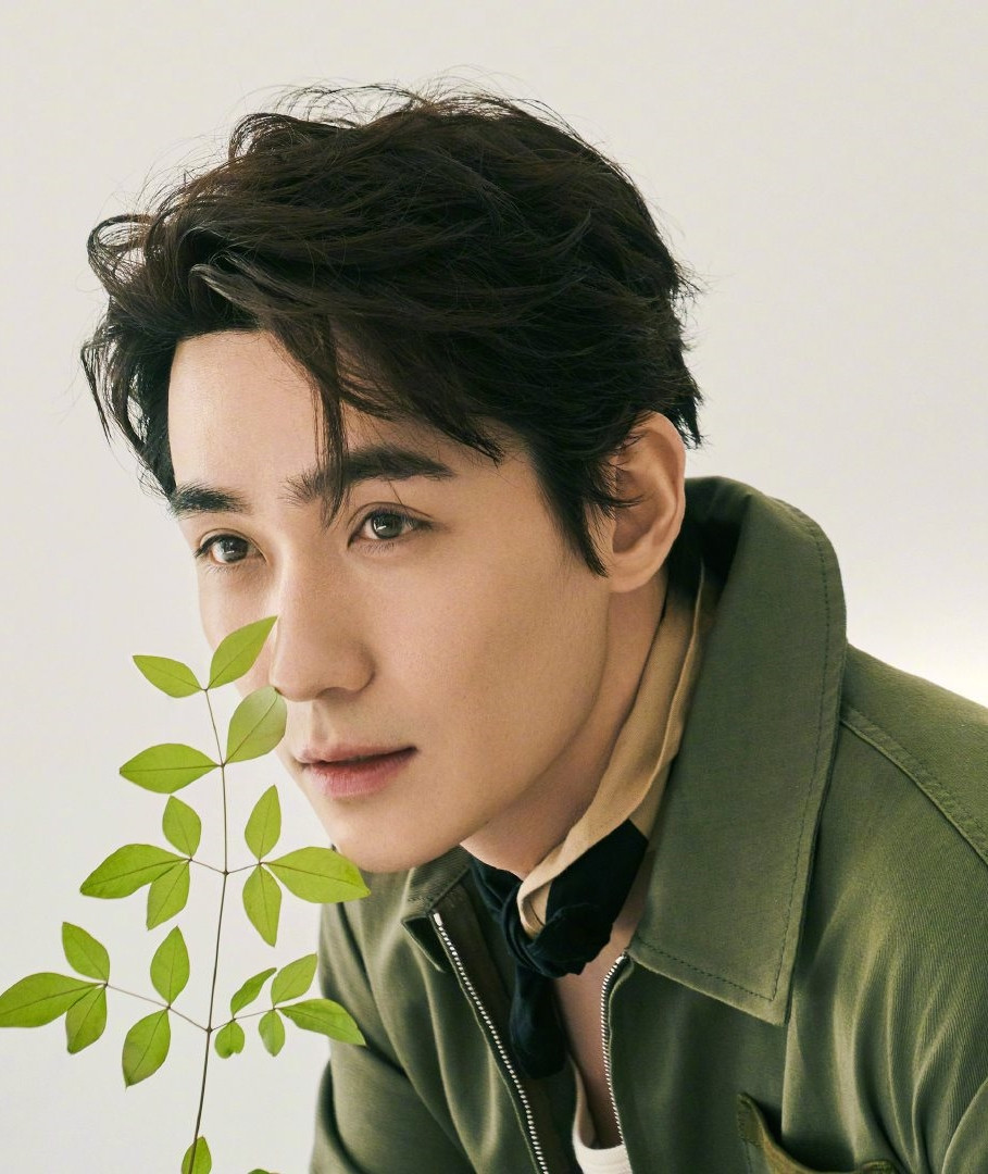 Theo Sohu, Chu Nhất Long cư xử với truyền thông thân thiết như người nhà. Nam diễn viên được nhận xét là người kiệm lời, luôn giữ thái độ khiêm tốn và đối đãi lịch thiệp với những người xung quanh. Chu Nhất Long vừa giành giải Ảnh đế Kim Kê (Nam diễn viên xuất sắc) với tác phẩm Nhân sinh đại sự (Tên khác: Chuyện lớn đời người). Theo Sohu, Chu Nhất Long cư xử với truyền thông thân thiết như người nhà. Nam diễn viên được nhận xét là người kiệm lời, luôn giữ thái độ khiêm tốn và đối đãi lịch thiệp với những người xung quanh. Chu Nhất Long vừa giành giải Ảnh đế Kim Kê (Nam diễn viên xuất sắc) với tác phẩm Nhân sinh đại sự (Tên khác: Chuyện lớn đời người).