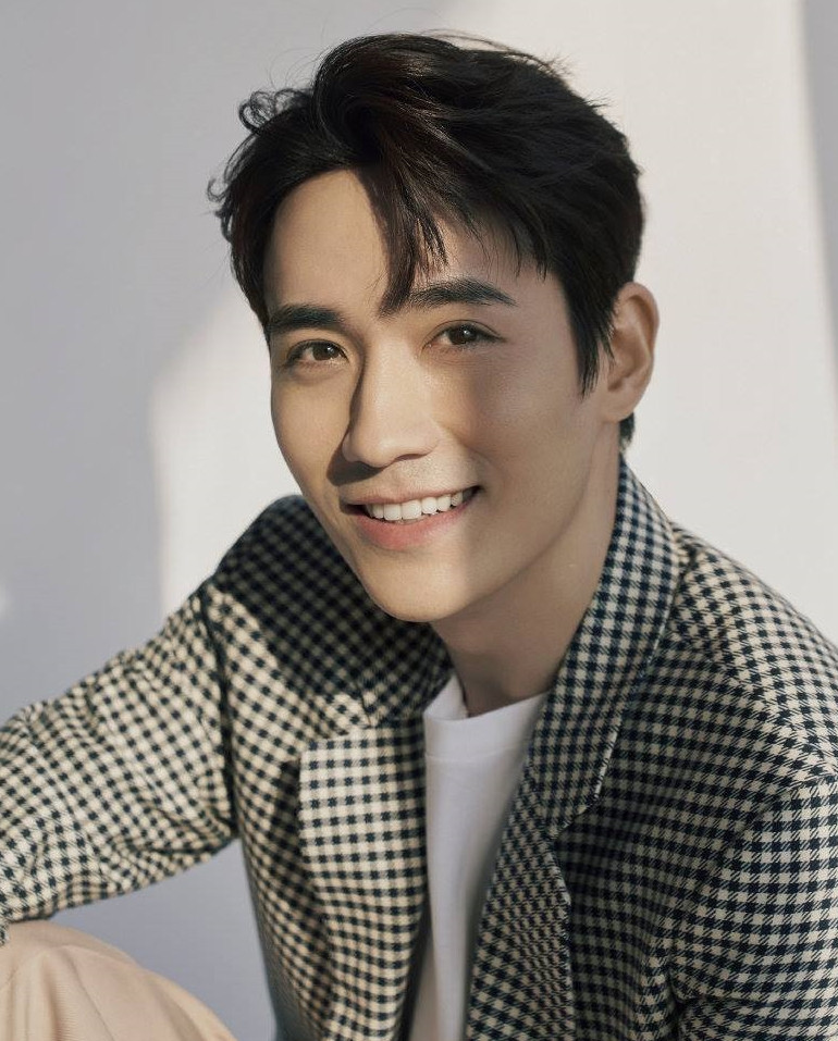 Theo Sohu, Chu Nhất Long cư xử với truyền thông thân thiết như người nhà. Nam diễn viên được nhận xét là người kiệm lời, luôn giữ thái độ khiêm tốn và đối đãi lịch thiệp với những người xung quanh. Chu Nhất Long vừa giành giải Ảnh đế Kim Kê (Nam diễn viên xuất sắc) với tác phẩm Nhân sinh đại sự (Tên khác: Chuyện lớn đời người). Theo Sohu, Chu Nhất Long cư xử với truyền thông thân thiết như người nhà. Nam diễn viên được nhận xét là người kiệm lời, luôn giữ thái độ khiêm tốn và đối đãi lịch thiệp với những người xung quanh. Chu Nhất Long vừa giành giải Ảnh đế Kim Kê (Nam diễn viên xuất sắc) với tác phẩm Nhân sinh đại sự (Tên khác: Chuyện lớn đời người).