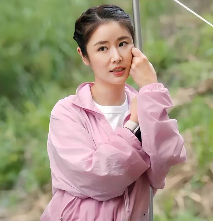 Lâm Tâm Như đang quay chương trình thực tế Cắm trại bận rộn do chính cô sản xuất. Hình ảnh trong show cho thấy nữ diễn viên Hoàn Châu cách cách có vẻ ngoài nhợt nhạt, xuề xòa, khác với vẻ trẻ trung, sang trọng thường thấy.