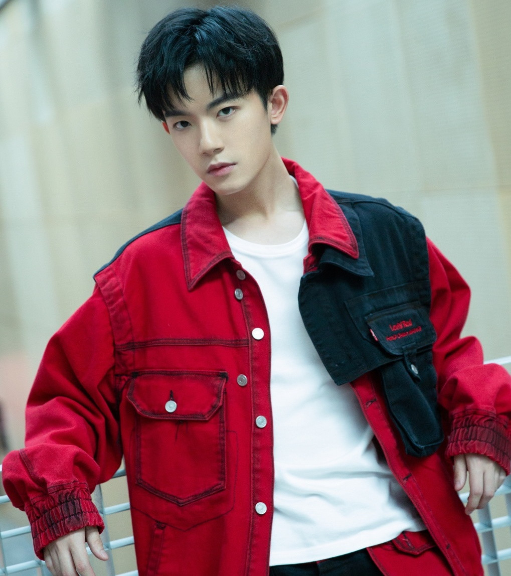 Tiêu Vũ Lương và Lý Minh Đức bị lộ ảnh nhạy cảm. Họ cùng quan hệ tình ái với nhà sản xuất phim Năm tháng tĩnh hảo. Ảnh: Sina. Tiêu Vũ Lương và Lý Minh Đức bị lộ ảnh nhạy cảm. Họ cùng quan hệ tình ái với nhà sản xuất phim Năm tháng tĩnh hảo. Ảnh: Sina.