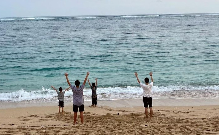 Lâm Chí Dĩnh cùng gia đình đi du lịch sau tai nạn khiến anh phải nhiều lần phẫu thuật mặt. Lâm Chí Dĩnh cùng gia đình đi du lịch sau tai nạn khiến anh phải nhiều lần phẫu thuật mặt.