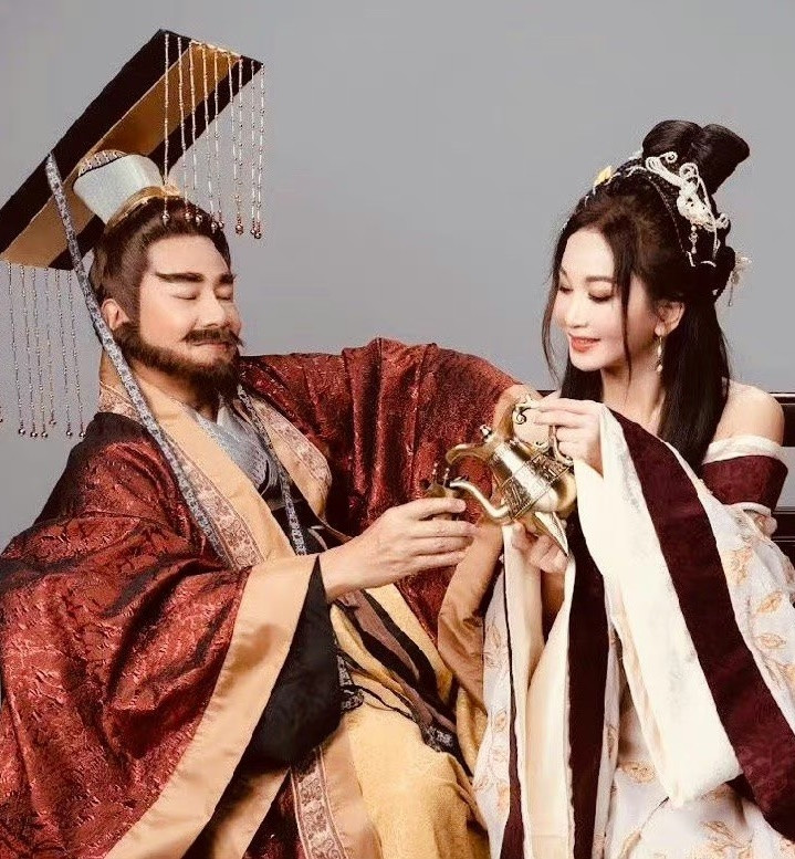 Ôn Bích Hà và Trịnh Tử Thành gặp lại sau 22 năm. Ôn Bích Hà và Trịnh Tử Thành gặp lại sau 22 năm.