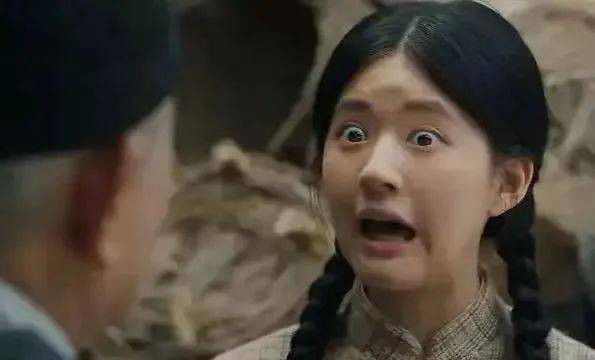 Triệu Lộ Tư cũng bị đánh giá là diễn viên chuyên trợn mắt, diễn xuất theo kiểu Hàn Quốc. Nữ diễn viên luôn biểu lộ sự ngạc nhiên, tức giận, khó chịu bằng cách tròn mắt và hếch mặt. Theo Sohu, khi Triệu Lộ Tư diễn phim chiếu mạng kinh phí thấp, nội dung hài hước khán giả không để ý tới lối diễn xuất khoa trương này. Triệu Lộ Tư cũng bị đánh giá là diễn viên chuyên trợn mắt, diễn xuất theo kiểu Hàn Quốc. Nữ diễn viên luôn biểu lộ sự ngạc nhiên, tức giận, khó chịu bằng cách tròn mắt và hếch mặt. Theo Sohu, khi Triệu Lộ Tư diễn phim chiếu mạng kinh phí thấp, nội dung hài hước khán giả không để ý tới lối diễn xuất khoa trương này.