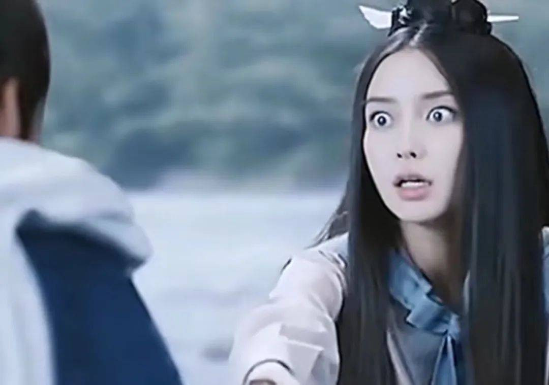 Một người đẹp nổi tiếng trong danh sách ngôi sao chuyên trợn mắt trên phim là Angelababy. Năm 2017, với bộ phim Cô phương bất tự thưởng Angelababy đã khiến khán giả khó chịu vì liên tục căng đôi mắt to để diễn tả cảm xúc, bên cạnh đó, người xem không hài lòng khi tài năng của Angelababy hạn chế nhưng cô luôn đóng vai nữ chính. Trong nhiều năm, khả năng diễn xuất của vợ cũ Huỳnh Hiểu Minh không tiến bộ, cô còn nhận được mức cát-xê cao ngất ngưởng. Một người đẹp nổi tiếng trong danh sách ngôi sao chuyên trợn mắt trên phim là Angelababy. Năm 2017, với bộ phim Cô phương bất tự thưởng Angelababy đã khiến khán giả khó chịu vì liên tục căng đôi mắt to để diễn tả cảm xúc, bên cạnh đó, người xem không hài lòng khi tài năng của Angelababy hạn chế nhưng cô luôn đóng vai nữ chính. Trong nhiều năm, khả năng diễn xuất của vợ cũ Huỳnh Hiểu Minh không tiến bộ, cô còn nhận được mức cát-xê cao ngất ngưởng.