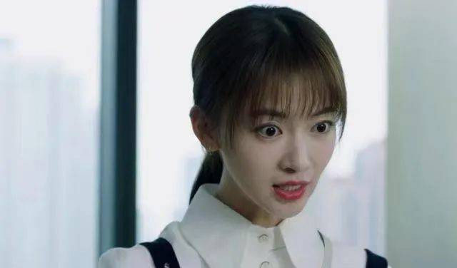 Theo Sohu, năm 2018, bộ phim Diên Hi công lược giúp Ngô Cẩn Ngôn một đêm thành sao, nổi tiếng khắp châu Á, đồng thời cũng khiến nữ diễn viên bị xếp vào danh sách các diễn viên chuyên trợn mắt trên màn ảnh. Qua 5 năm, nữ diễn viên vẫn không có tiến bộ trong diễn xuất, do đó sự nghiệp của cô chỉ có một tác phẩm vụt sáng, còn lại đều nhận thành tích thảm hại. Theo Sohu, năm 2018, bộ phim Diên Hi công lược giúp Ngô Cẩn Ngôn một đêm thành sao, nổi tiếng khắp châu Á, đồng thời cũng khiến nữ diễn viên bị xếp vào danh sách các diễn viên chuyên trợn mắt trên màn ảnh. Qua 5 năm, nữ diễn viên vẫn không có tiến bộ trong diễn xuất, do đó sự nghiệp của cô chỉ có một tác phẩm vụt sáng, còn lại đều nhận thành tích thảm hại.