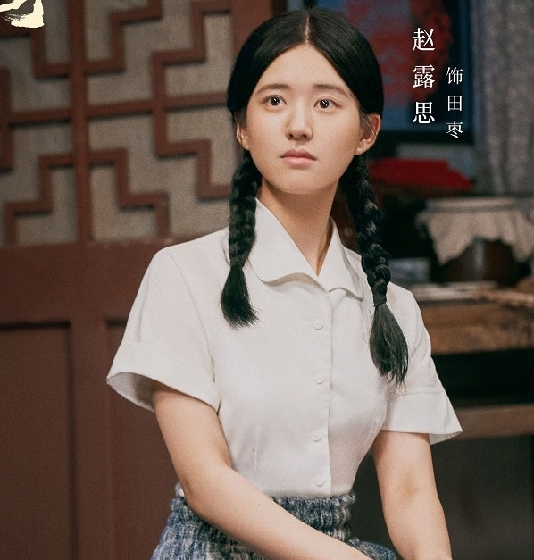 Tuy nhiên, khi cô đảm nhiệm vai nữ chính những dự án lớn hơn, nhân vật cần chiều sâu, Triệu Lộ Tư vẫn giữ cách diễn trợn mắt trong mọi cảnh. Thậm chí, khi tham gia bộ phim chính kịch Ngõ nhỏ, Triệu Lộ Tư cũng bị đánh giá đã làm hỏng nhân vật, vì đem cách diễn nhí nhảnh, giả điên giả dại của mình vào phim. Cô không hòa hợp với các bạn diễn khác. Tuy nhiên, khi cô đảm nhiệm vai nữ chính những dự án lớn hơn, nhân vật cần chiều sâu, Triệu Lộ Tư vẫn giữ cách diễn trợn mắt trong mọi cảnh. Thậm chí, khi tham gia bộ phim chính kịch Ngõ nhỏ, Triệu Lộ Tư cũng bị đánh giá đã làm hỏng nhân vật, vì đem cách diễn nhí nhảnh, giả điên giả dại của mình vào phim. Cô không hòa hợp với các bạn diễn khác.