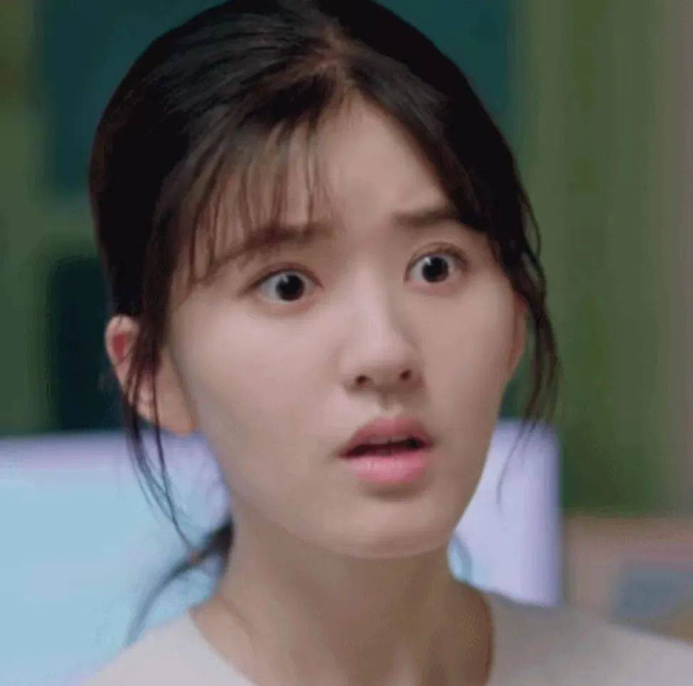 Tuy nhiên, khi cô đảm nhiệm vai nữ chính những dự án lớn hơn, nhân vật cần chiều sâu, Triệu Lộ Tư vẫn giữ cách diễn trợn mắt trong mọi cảnh. Thậm chí, khi tham gia bộ phim chính kịch Ngõ nhỏ, Triệu Lộ Tư cũng bị đánh giá đã làm hỏng nhân vật, vì đem cách diễn nhí nhảnh, giả điên giả dại của mình vào phim. Cô không hòa hợp với các bạn diễn khác. Tuy nhiên, khi cô đảm nhiệm vai nữ chính những dự án lớn hơn, nhân vật cần chiều sâu, Triệu Lộ Tư vẫn giữ cách diễn trợn mắt trong mọi cảnh. Thậm chí, khi tham gia bộ phim chính kịch Ngõ nhỏ, Triệu Lộ Tư cũng bị đánh giá đã làm hỏng nhân vật, vì đem cách diễn nhí nhảnh, giả điên giả dại của mình vào phim. Cô không hòa hợp với các bạn diễn khác.