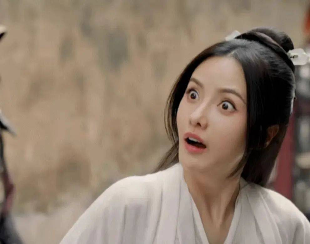 Nữ diễn viên Trương Chỉ Khê từng khiến khán giả rung động với vẻ đẹp mặn mà và diễn xuất tự nhiên khi thể hiện vai Chân Mật trong Quân sự liên minh. Song, khi xem phim Sáng như trăng trong mây, nữ diễn viên 36 tuổi bị đánh giá diễn khoa trương, trợn mắt nghiến răng khiến người xem khó chịu. Nữ diễn viên Trương Chỉ Khê từng khiến khán giả rung động với vẻ đẹp mặn mà và diễn xuất tự nhiên khi thể hiện vai Chân Mật trong Quân sự liên minh. Song, khi xem phim Sáng như trăng trong mây, nữ diễn viên 36 tuổi bị đánh giá diễn khoa trương, trợn mắt nghiến răng khiến người xem khó chịu.