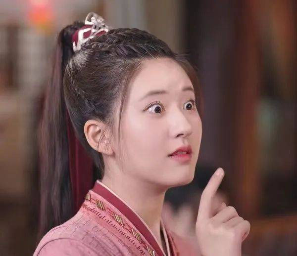 Mới đây, Sohu có bài viết liệt kê các diễn viên thuộc "trường phái diễn xuất trợn mắt" khiến khán giả khó chịu. Theo nguồn tin, nữ diễn viên sinh năm 1992 Trần Ngọc Kỳ đã lọt vào nhóm nghệ sĩ này với biểu cảm trong phim Phù đồ duyên. Mới đây, Sohu có bài viết liệt kê các diễn viên thuộc "trường phái diễn xuất trợn mắt" khiến khán giả khó chịu. Theo nguồn tin, nữ diễn viên sinh năm 1992 Trần Ngọc Kỳ đã lọt vào nhóm nghệ sĩ này với biểu cảm trong phim Phù đồ duyên.