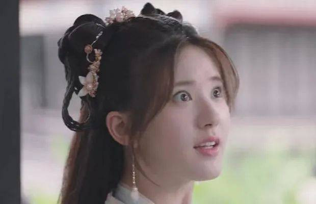 Triệu Lộ Tư cũng bị đánh giá là diễn viên chuyên trợn mắt, diễn xuất theo kiểu Hàn Quốc. Nữ diễn viên luôn biểu lộ sự ngạc nhiên, tức giận, khó chịu bằng cách tròn mắt và hếch mặt. Theo Sohu, khi Triệu Lộ Tư diễn phim chiếu mạng kinh phí thấp, nội dung hài hước khán giả không để ý tới lối diễn xuất khoa trương này. Triệu Lộ Tư cũng bị đánh giá là diễn viên chuyên trợn mắt, diễn xuất theo kiểu Hàn Quốc. Nữ diễn viên luôn biểu lộ sự ngạc nhiên, tức giận, khó chịu bằng cách tròn mắt và hếch mặt. Theo Sohu, khi Triệu Lộ Tư diễn phim chiếu mạng kinh phí thấp, nội dung hài hước khán giả không để ý tới lối diễn xuất khoa trương này.