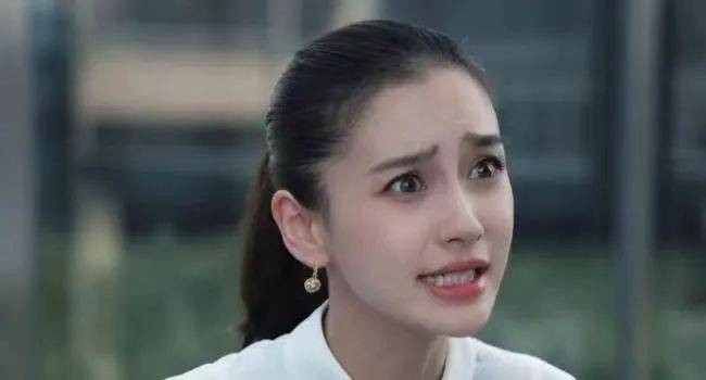 Một người đẹp nổi tiếng trong danh sách ngôi sao chuyên trợn mắt trên phim là Angelababy. Năm 2017, với bộ phim Cô phương bất tự thưởng Angelababy đã khiến khán giả khó chịu vì liên tục căng đôi mắt to để diễn tả cảm xúc, bên cạnh đó, người xem không hài lòng khi tài năng của Angelababy hạn chế nhưng cô luôn đóng vai nữ chính. Trong nhiều năm, khả năng diễn xuất của vợ cũ Huỳnh Hiểu Minh không tiến bộ, cô còn nhận được mức cát-xê cao ngất ngưởng. Một người đẹp nổi tiếng trong danh sách ngôi sao chuyên trợn mắt trên phim là Angelababy. Năm 2017, với bộ phim Cô phương bất tự thưởng Angelababy đã khiến khán giả khó chịu vì liên tục căng đôi mắt to để diễn tả cảm xúc, bên cạnh đó, người xem không hài lòng khi tài năng của Angelababy hạn chế nhưng cô luôn đóng vai nữ chính. Trong nhiều năm, khả năng diễn xuất của vợ cũ Huỳnh Hiểu Minh không tiến bộ, cô còn nhận được mức cát-xê cao ngất ngưởng.