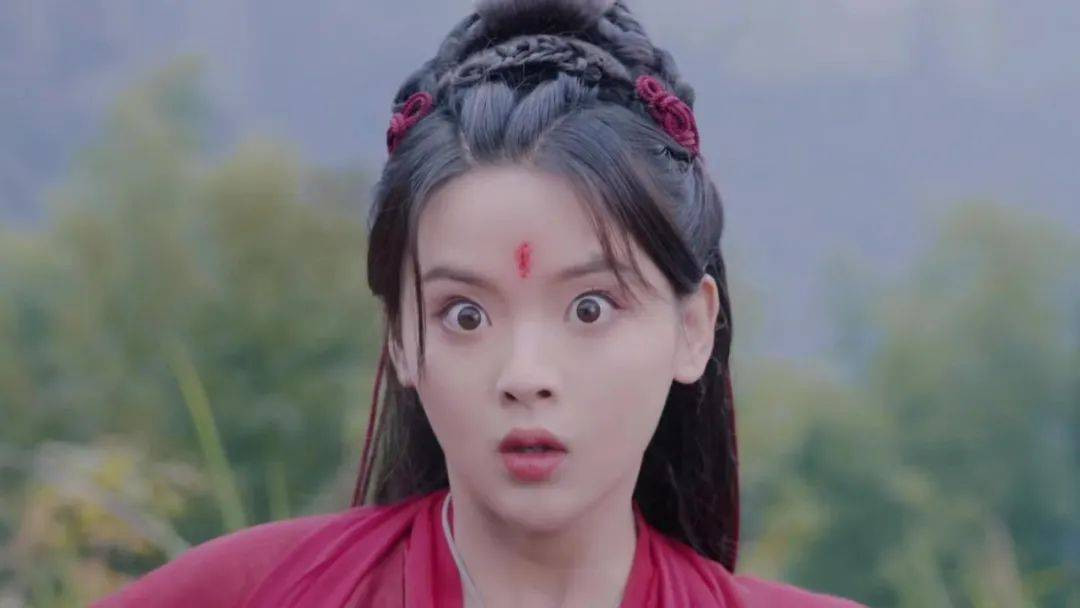 Dương Siêu Việt được đánh giá là Thần tiên tỷ tỷ thế hệ mới, vào top mỹ nhân đẹp nhất Trung Quốc theo bình chọn của TC Candler. Ngôi sao sinh năm 1998 cũng được công ty quản lý tích cực lăng xê. Tuy nhiên, Dương Siêu Việt không tận dụng được lợi thế của mình. Trong các dự án đã được lên sóng như Thả thính phượng minh, Trường An Nặc, Luận anh hùng ai mới là anh hùng, Dương Siêu Việt đều diễn kém và nhiều lần trợn mắt. Nữ thần tượng bị đánh giá không hiểu cách xây dựng tâm lý nhân vật do không được đào tạo bài bản về diễn xuất. Dương Siêu Việt được đánh giá là Thần tiên tỷ tỷ thế hệ mới, vào top mỹ nhân đẹp nhất Trung Quốc theo bình chọn của TC Candler. Ngôi sao sinh năm 1998 cũng được công ty quản lý tích cực lăng xê. Tuy nhiên, Dương Siêu Việt không tận dụng được lợi thế của mình. Trong các dự án đã được lên sóng như Thả thính phượng minh, Trường An Nặc, Luận anh hùng ai mới là anh hùng, Dương Siêu Việt đều diễn kém và nhiều lần trợn mắt. Nữ thần tượng bị đánh giá không hiểu cách xây dựng tâm lý nhân vật do không được đào tạo bài bản về diễn xuất.