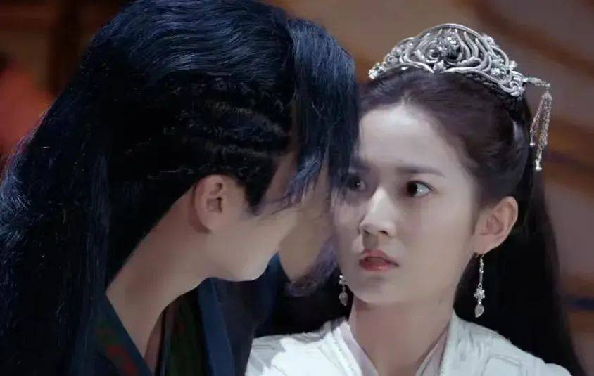 Trần Ngọc Kỳ bị đánh giá là điểm đen về diễn xuất của phim. Trong đó, nam chính Vương Hạc Đệ được nhận xét điển trai, diễn xuất tiến bộ, có chiều sâu. Nam phụ Hà Nhuận Đông có màn thể hiện bùng nổ khiến khán giả vừa sợ hãi vừa thán phục. Trần Ngọc Kỳ trợn mắt trong mọi cảnh quay, khiến người xem khó chịu, cảm xúc tụt dốc. Trần Ngọc Kỳ bị đánh giá là điểm đen về diễn xuất của phim. Trong đó, nam chính Vương Hạc Đệ được nhận xét điển trai, diễn xuất tiến bộ, có chiều sâu. Nam phụ Hà Nhuận Đông có màn thể hiện bùng nổ khiến khán giả vừa sợ hãi vừa thán phục. Trần Ngọc Kỳ trợn mắt trong mọi cảnh quay, khiến người xem khó chịu, cảm xúc tụt dốc.