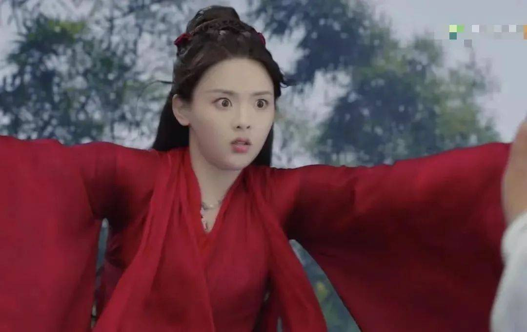 Dương Siêu Việt được đánh giá là Thần tiên tỷ tỷ thế hệ mới, vào top mỹ nhân đẹp nhất Trung Quốc theo bình chọn của TC Candler. Ngôi sao sinh năm 1998 cũng được công ty quản lý tích cực lăng xê. Tuy nhiên, Dương Siêu Việt không tận dụng được lợi thế của mình. Trong các dự án đã được lên sóng như Thả thính phượng minh, Trường An Nặc, Luận anh hùng ai mới là anh hùng, Dương Siêu Việt đều diễn kém và nhiều lần trợn mắt. Nữ thần tượng bị đánh giá không hiểu cách xây dựng tâm lý nhân vật do không được đào tạo bài bản về diễn xuất. Dương Siêu Việt được đánh giá là Thần tiên tỷ tỷ thế hệ mới, vào top mỹ nhân đẹp nhất Trung Quốc theo bình chọn của TC Candler. Ngôi sao sinh năm 1998 cũng được công ty quản lý tích cực lăng xê. Tuy nhiên, Dương Siêu Việt không tận dụng được lợi thế của mình. Trong các dự án đã được lên sóng như Thả thính phượng minh, Trường An Nặc, Luận anh hùng ai mới là anh hùng, Dương Siêu Việt đều diễn kém và nhiều lần trợn mắt. Nữ thần tượng bị đánh giá không hiểu cách xây dựng tâm lý nhân vật do không được đào tạo bài bản về diễn xuất.