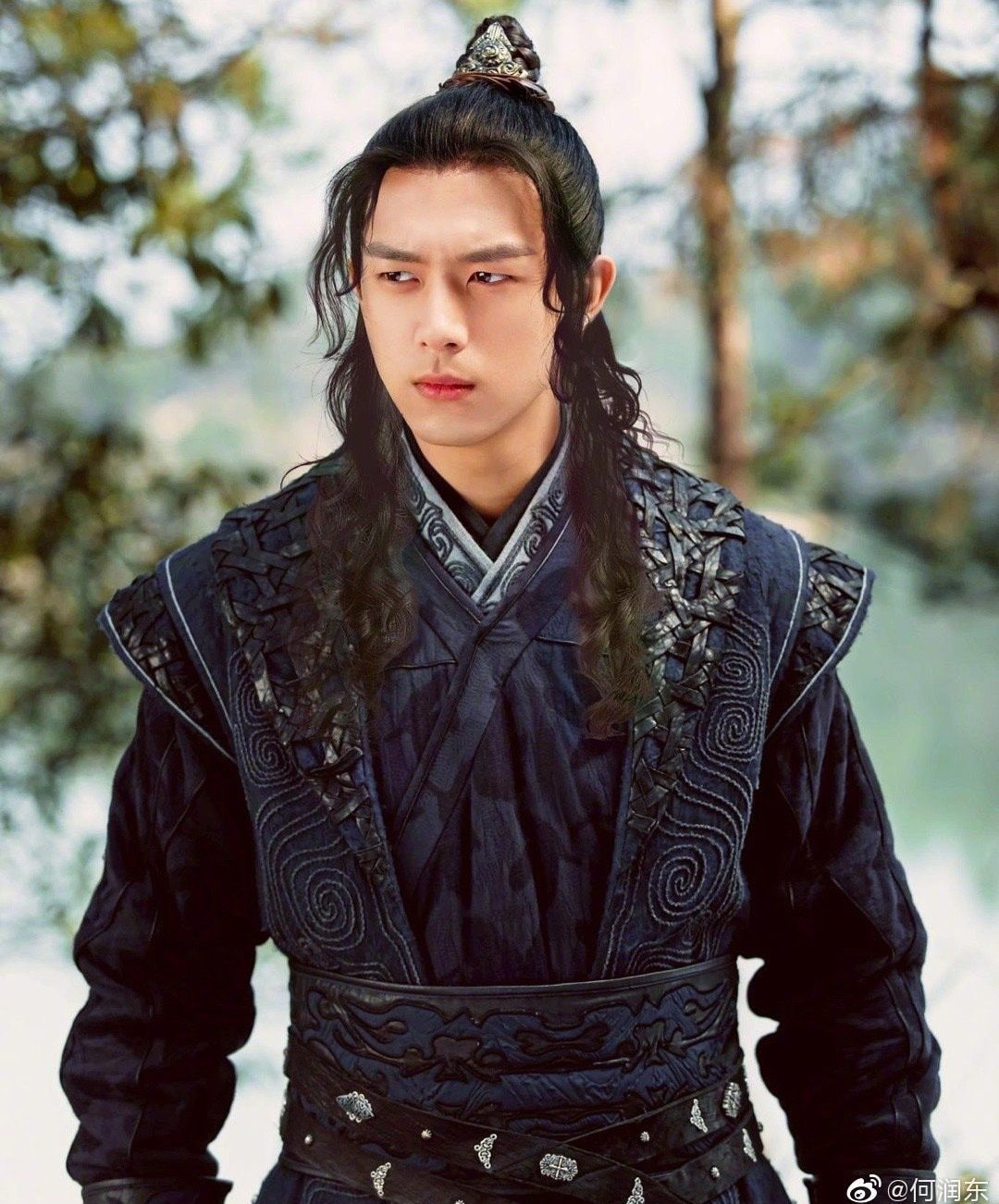 Một ngôi sao khác cũng bị khán giả khuyên là không nên đóng phim cổ trang là Lý Hiện. Trong kho tàng phim ảnh của mình, Lý Hiện ít đóng phim cổ trang, chỉ có Kiếm vương triều và Xích hồ thư sinh. Tuy nhiên, lần nào tạo hình của anh cũng bị chê xấu, trái ngược với sự cuốn hút khi đóng phim hiện đại.