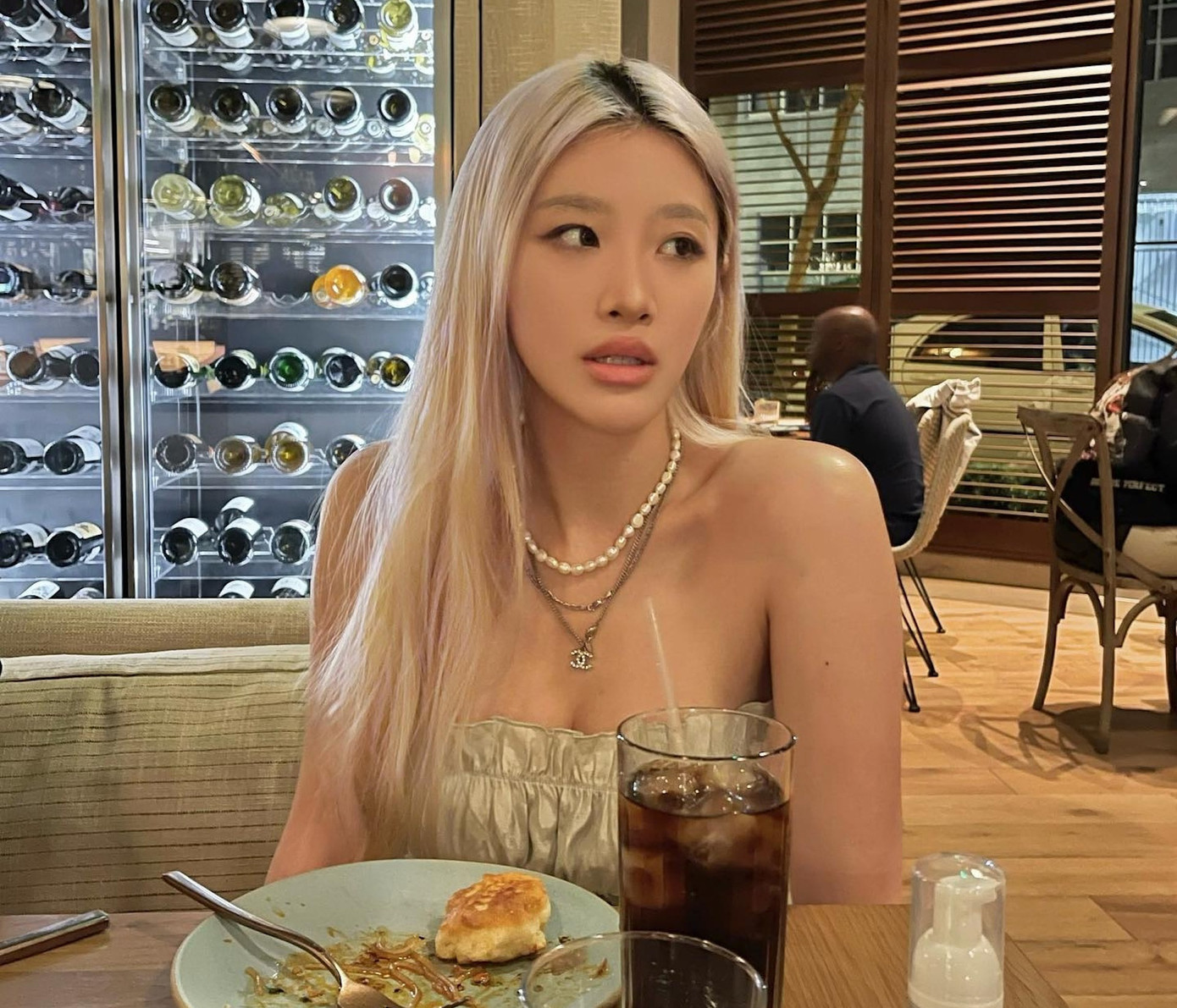 Juliana có vẻ ngoài cá tính, xuất hiện với màu tóc bạch kim nổi bật.