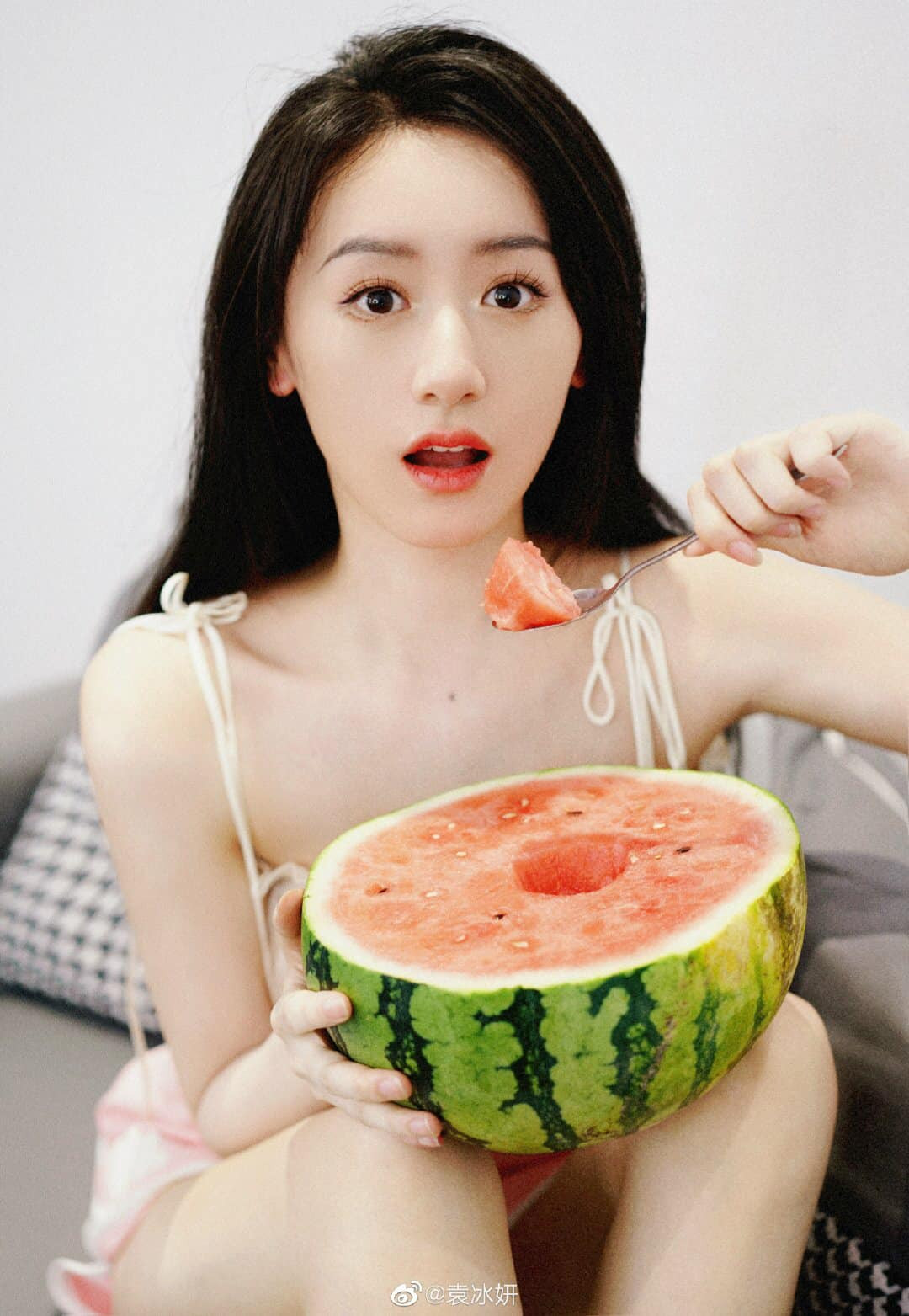 Viên Băng Nghiên từng vướng scandal trốn thuế năm 2022, khi đó một công ty mà cô đầu tư vi phạm luật, nữ diễn viên nhanh chóng rút chân khỏi công ty.