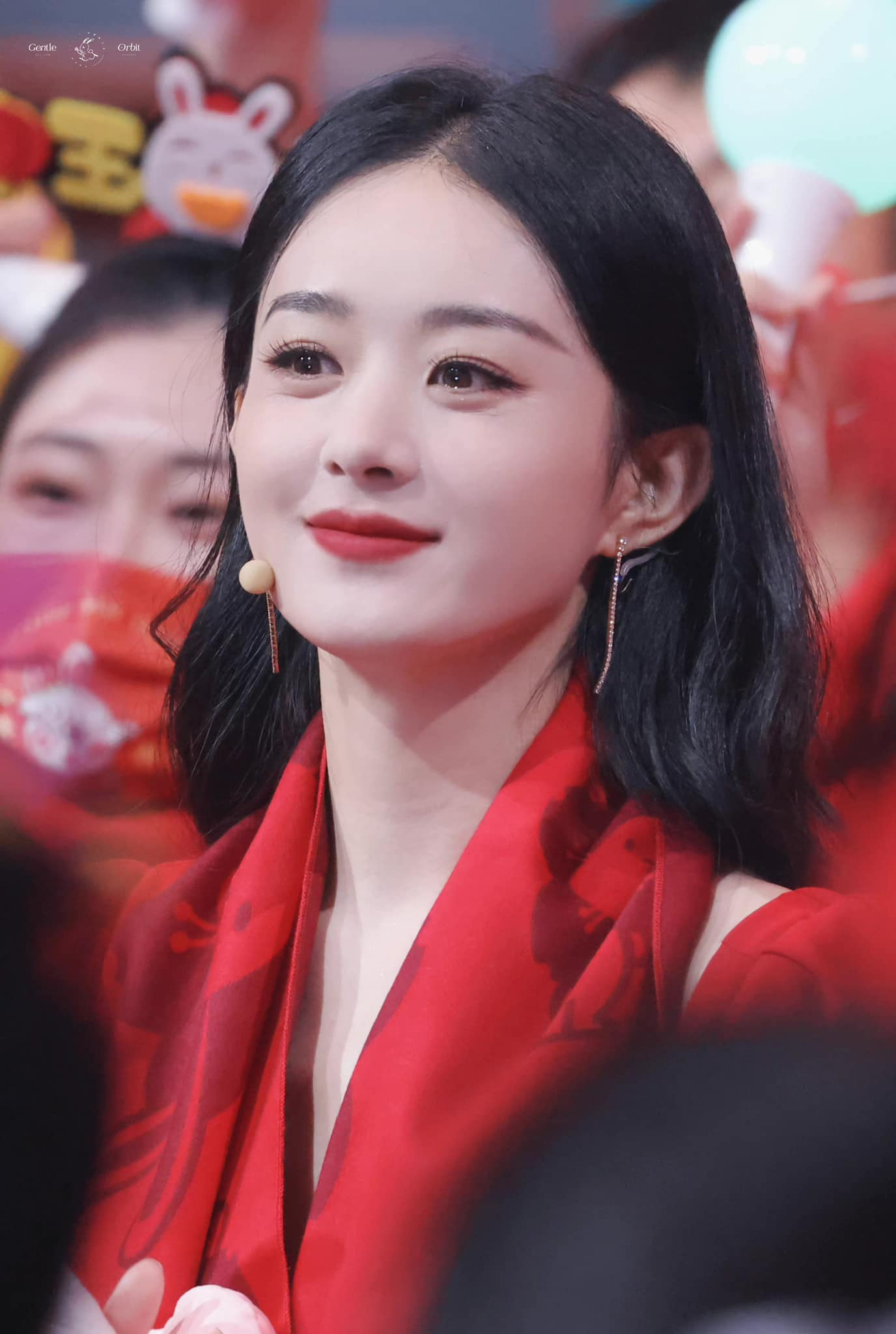 Theo Sohu, Triệu Lệ Dĩnh là "đỉnh lưu", do đó Triệu Lệ Dĩnh mất nhiều thời gian để sắp xếp ngôn từ, tránh vướng phải những thị phi không đáng có. Cô cũng hợp tác, thân thiện với nhân viên nên được mọi người yêu mến. Năm 2022, Triệu Lệ Dĩnh có bước tiến lớn trong sự nghiệp khi hai tác phẩm thuộc dòng phim chính kịch thành công là Hạnh Phúc đến Vạn gia và Gió thổi Bán Hạ. Theo Sohu, Triệu Lệ Dĩnh là "đỉnh lưu", do đó Triệu Lệ Dĩnh mất nhiều thời gian để sắp xếp ngôn từ, tránh vướng phải những thị phi không đáng có. Cô cũng hợp tác, thân thiện với nhân viên nên được mọi người yêu mến. Năm 2022, Triệu Lệ Dĩnh có bước tiến lớn trong sự nghiệp khi hai tác phẩm thuộc dòng phim chính kịch thành công là Hạnh Phúc đến Vạn gia và Gió thổi Bán Hạ.