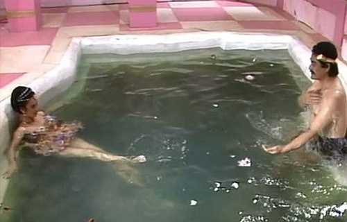 Cảnh quay và trang phục trong Phong Thần 1990 bị đánh giá là hở bạo, thậm chí hơn hẳn các tác phẩm hiện đại. Cảnh quay và trang phục trong Phong Thần 1990 bị đánh giá là hở bạo, thậm chí hơn hẳn các tác phẩm hiện đại.