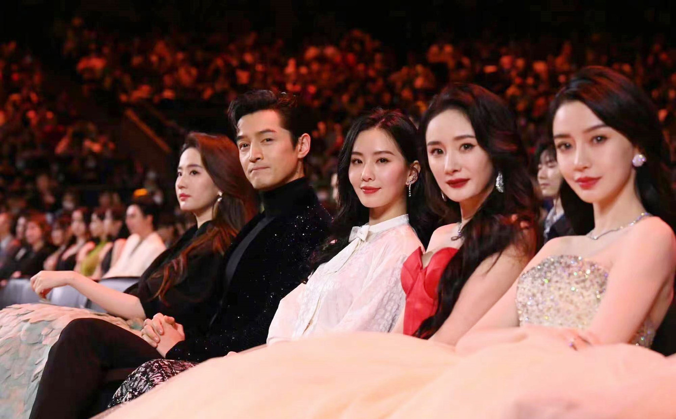 Lưu Diệc Phi bị Dương Mịch, Lưu Thi Thi ngó lơ tại sự kiện. Lưu Diệc Phi bị Dương Mịch, Lưu Thi Thi ngó lơ tại sự kiện.