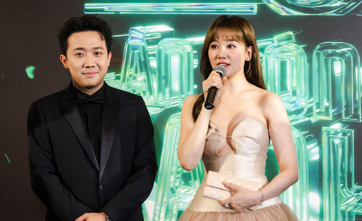 Tối 5/1, lễ trao giải thưởng Làn Sóng Xanh lần thứ 25 đã diễn ra tại nhà hát Hòa Bình, TP.HCM với sự tham gia của nhiều nghệ sĩ, nhà sản xuất âm nhạc nổi tiếng. Trong đó, vợ chồng Trấn Thành, Hari Won là những khách mời gây chú ý. Nữ ca sĩ Hari Won xuất hiện với phong cách gợi cảm, cuốn hút. Tối 5/1, lễ trao giải thưởng Làn Sóng Xanh lần thứ 25 đã diễn ra tại nhà hát Hòa Bình, TP.HCM với sự tham gia của nhiều nghệ sĩ, nhà sản xuất âm nhạc nổi tiếng. Trong đó, vợ chồng Trấn Thành, Hari Won là những khách mời gây chú ý. Nữ ca sĩ Hari Won xuất hiện với phong cách gợi cảm, cuốn hút.