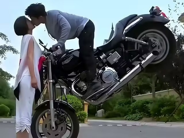 Trong Nếu thanh âm không thể ghi nhớ, đạo diễn đã sáng tạo ra "nụ hôn chổng ngược" khi nam diễn viên Tôn Thuần Thuyên lộn nhào trên không để hôn Chương Nhược Nam. Cảnh quay khiến khán giả "tròn mắt" với tư duy làm phim khó hiểu, cách tạo cảnh lãng mạn thiếu thực tế của đạo diễn. Trong một bộ phim khác, nhân vật nam còn nhấc đuôi xe để trao nụ hôn cho người phụ nữ, cảnh quay này cũng bị đánh giá là "ngôn tình, sến súa đến mức phi lý".