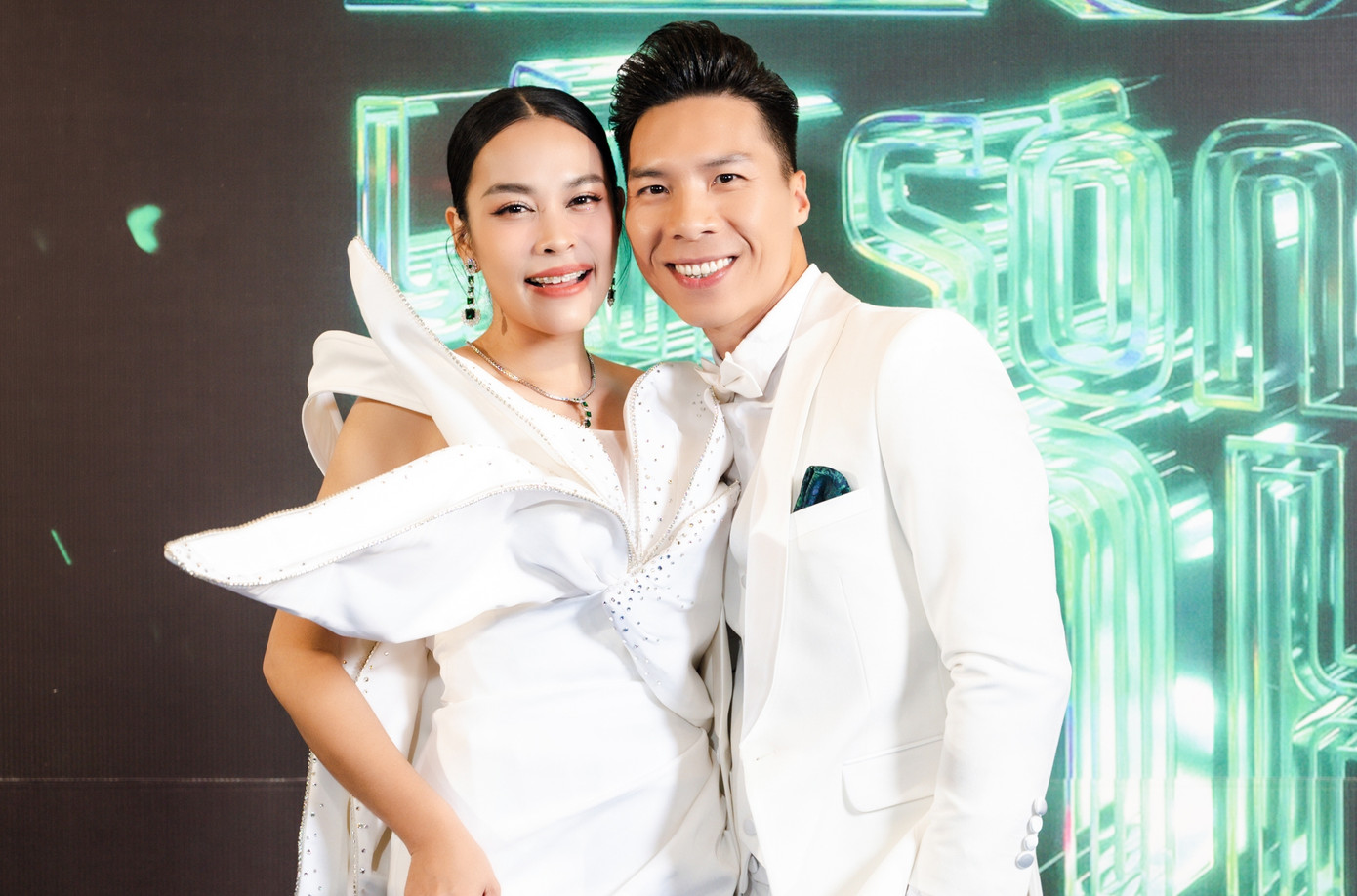 O Sen Ngọc Mai và ông xã là "hoàng tử xiếc" Quốc Nghiệp ton sur ton với lễ phục màu trắng. Ngọc Mai được yêu thích và biết đến nhiều hơn sau khi giành giải quán quân "Ca sĩ mặt nạ" 2022. O Sen Ngọc Mai và ông xã là "hoàng tử xiếc" Quốc Nghiệp ton sur ton với lễ phục màu trắng. Ngọc Mai được yêu thích và biết đến nhiều hơn sau khi giành giải quán quân "Ca sĩ mặt nạ" 2022.