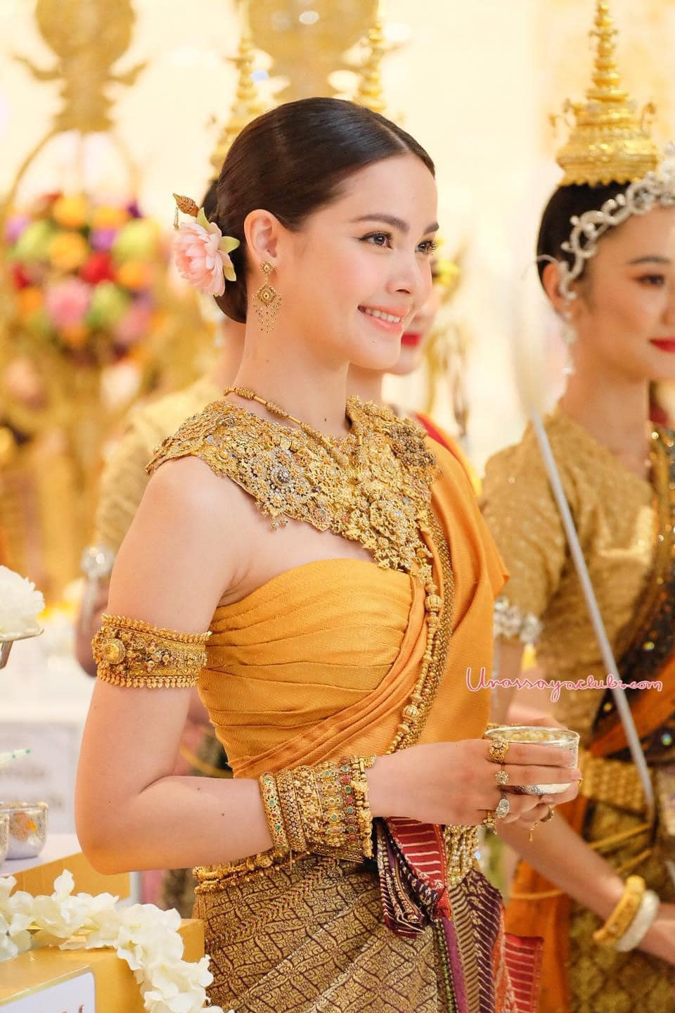 Bên cạnh đó, nữ diễn viên Yaya Urassaya cũng hóa thân thành nữ thần Kitima Devi trong một sự kiện mang tên The iconic songkran festival 2023 do trung tâm thương mại Siam tổ chức.